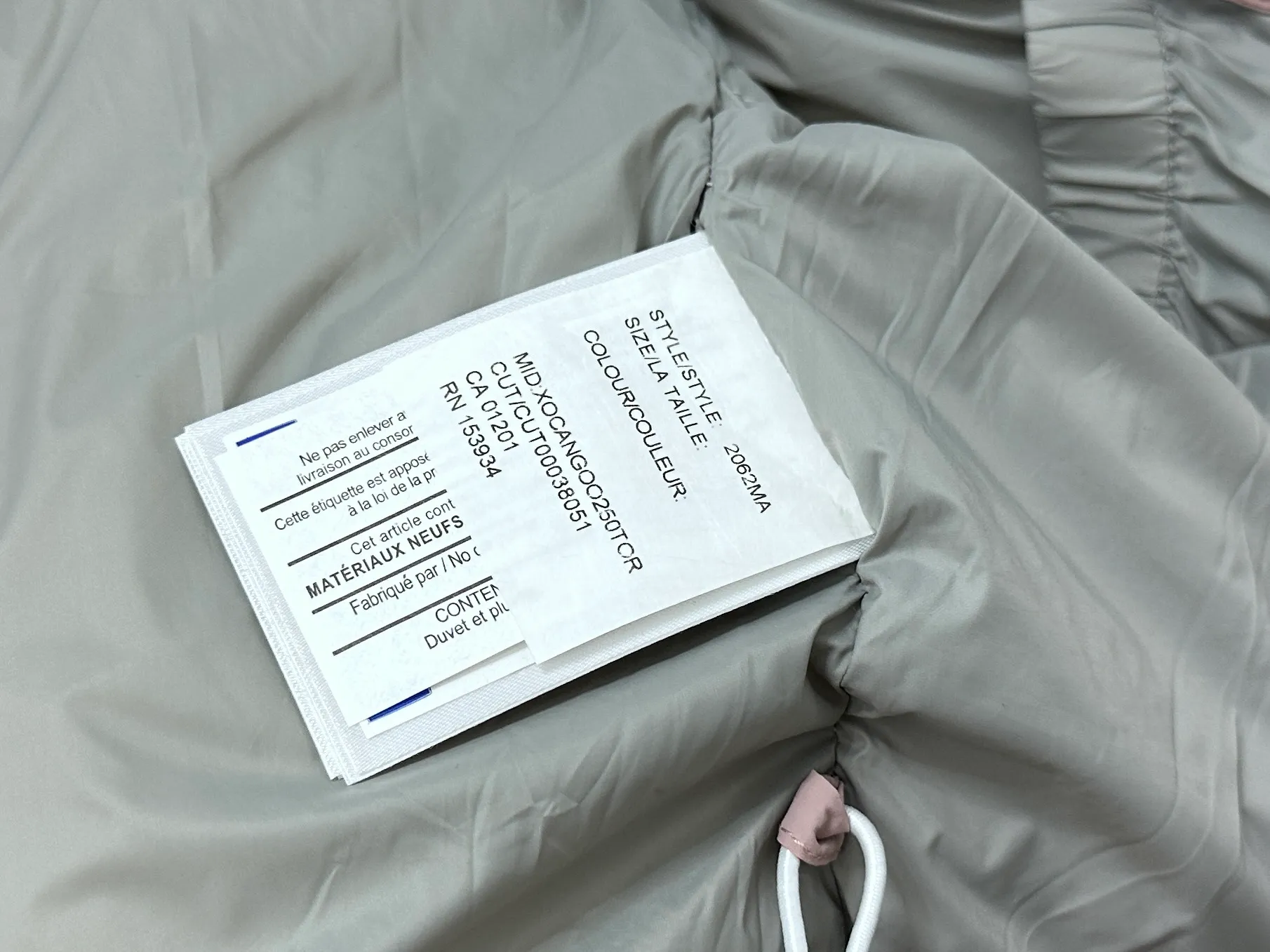P740 【𝗖𝗔𝗡𝗔𝗗𝗔 𝗚𝗢𝗢𝗦𝗘】Capsule Series Macaron White Label Fabric: Made of soft EnduraLuxe fabric imported from DuPont, CORDURA, USA, which enhances the durability of easy-to-wear parts, is lightweight and durable; the liner is made of 400T anti-velvet gallbladder, which is comfortable, soft and non-velvet. : Equipped with a detachable hood, which can be adjusted in two directions, and is also filled with down, which brings greater softness and wrapping around the head and neck, and is full of warmth. This parka features white trim on the back and sides, and the hardware locks are all original and custom-made to match the muted fabric color. Goose label: The official website’s new series of silicone material labels, non-embroidery labels. Length: Fit hip-length. Size: XS-L